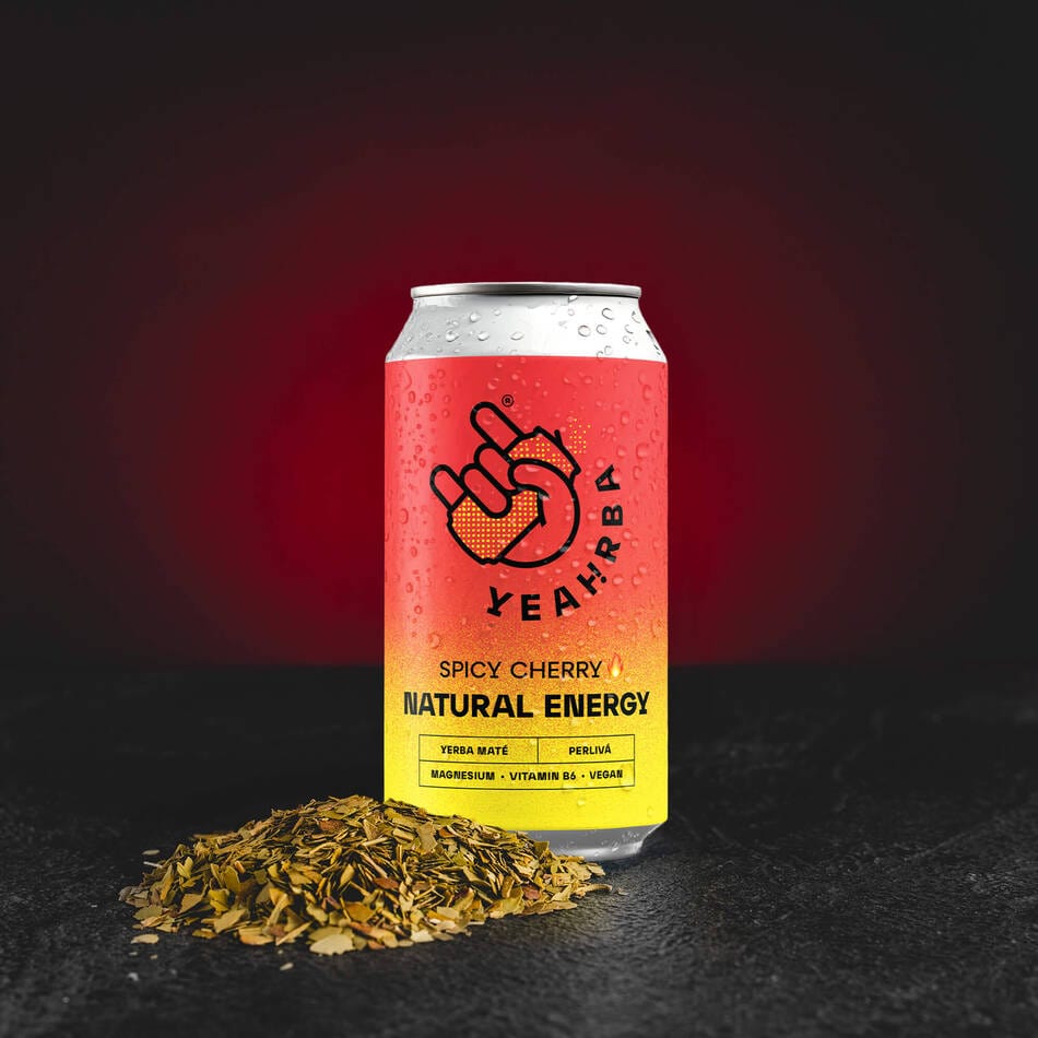 Yerba Mate Spicy Cherry de la Kratom World, băutură cu gust intens de cireșe și note condimentate.