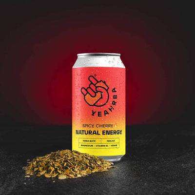 Yerba Mate Spicy Cherry de la Kratom World, băutură cu gust intens de cireșe și note condimentate.