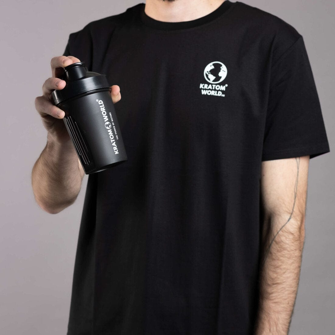 Tricou verde Kratom World prezentat împreună cu un shaker